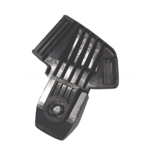Zatrzask szelek Standard Husqvarna, czarny, plastikowy, teksturowany z rowkami i centralnym mocowaniem, do stabilizacji szelek w narzędziach ogrodniczych, widok z góry na białym tle.