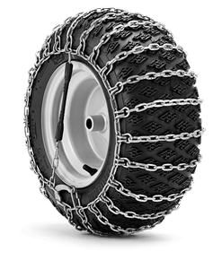 Łańcuchy śniegowe 16x6-8 do riderów Husqvarna na czarnej oponie z białą obręczą, w zbliżeniu pokazujące metalową siatkową konstrukcję, ułożone na jednolitym tle.