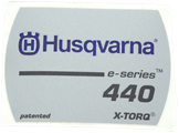 Naklejka rozrusznika pilarki Husqvarna 440e/440e II w odcieniach szarości i niebieskiego. Widoczne logo Husqvarna oraz napisy e-series i X-TORQ. Ułożona na jednolitym tle, z wyraźnym nadrukiem.