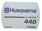 Naklejka rozrusznika pilarki Husqvarna 440e/440e II w odcieniach szarości i niebieskiego. Widoczne logo Husqvarna oraz napisy e-series i X-TORQ. Ułożona na jednolitym tle, z wyraźnym nadrukiem.