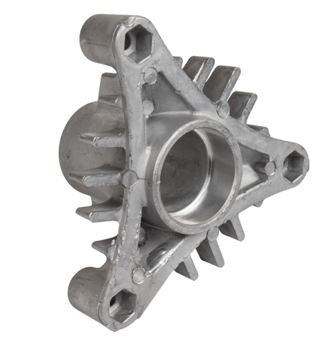 Adapter noża do traktorów TC138/TC342 Husqvarna, aluminiowy, w kształcie trójkąta z wyprofilowanym montażem. Widok z boku, z otworem w centralnej części. Osadzenie na sześciu śrubach widoczne. Bez oznaczeń, na jasnym tle.