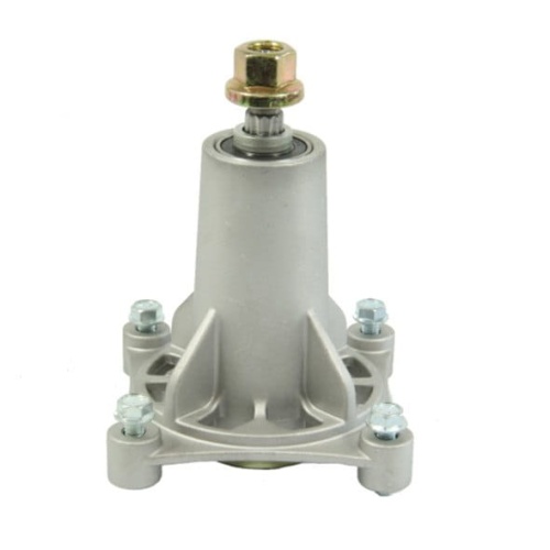 Adapter noża do traktorów TC242T/TC242TX Husqvarna, w szarym kolorze, z metalowym mocowaniem oraz głowicą, z widocznymi śrubami montażowymi. Ujęcie frontalne, produkt stojący na białym tle, podkreślający szczegóły konstrukcyjne.