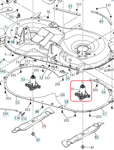 Czarny metalowy adapter noża do traktorów TC242T/TC242TX Husqvarna, widziany z góry, leżący na płaskiej powierzchni, otoczony częściami. Widać mocowanie noża i miejsce na śrubę na górze.