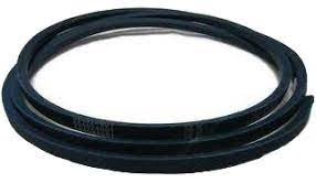 Czarny, okrągły pasek napędu noży do traktora Husqvarna TC242T/TC242TX, wykonany z elastycznego materiału. Leży na jednolitym tle o wyraźnej strukturze, z nieczytelnymi napisami. Długość gwarantuje stabilne mocowanie noży.