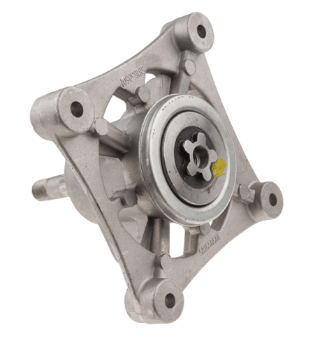 Adapter noża do traktorów TC142/TC338 Husqvarna, metaliczny, z detalami mechanicznymi. Widok z boku pokazuje sześciokątny otwór centralny i mocowania na jasnym tle.