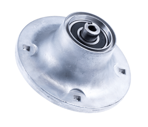 Adapter noża do riderów R214C/R316T Husqvarna, metalowy, okrągły, z centralnym otworem i pięcioma widocznymi mocowaniami. Zbliżenie z boku uwydatnia fakturę powierzchni oraz elementy łożyskowe na górnej części. Produkt na jednolitym tle.