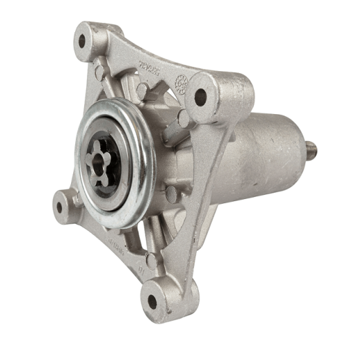 Metaliczny adapter noża do traktorów Husqvarna TC142/TC242, leżący z boku, z widocznym napędem i mocowaniem, prostokątny z okrągłym gniazdem na mechanizm obrotowy.