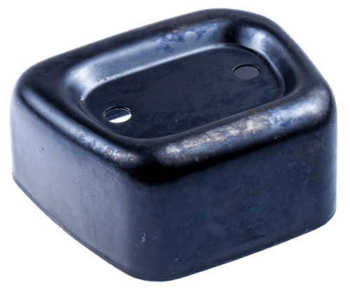 Czarna pokrywa tłumika do pilarek Husqvarna 36, 137, 141, prostokątna z zaokrąglonymi krawędziami, 2 otwory montażowe, widok z boku pokazujący strukturę metalu i detale, brak akcesoriów.