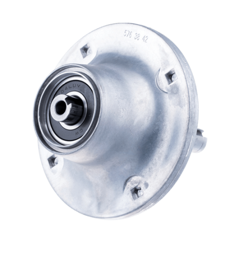 Adapter noża do riderów R214C/R214TC Husqvarna, metalowy, w kolorze srebrnym, z okrągłym kształtem i otworem pośrodkowym. Widoczny detal łożyska, zamocowany w pozycji stojącej. Tło białe, co podkreśla widoczność elementów.