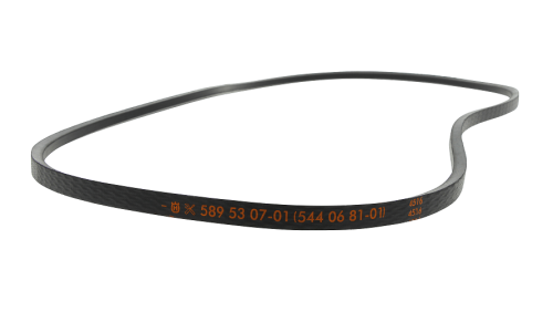 Pasek napędu noży R214C/R316T Husqvarna w kolorze czarnym, o gładkiej fakturze. Produkt leży na białym tle, ukazując detalowe oznaczenia w kolorze pomarańczowym. Kształt elastyczny, przeznaczony do sprzętu ogrodowego. Widoczne numery części.