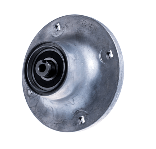 Adapter noża do riderów R316T/R318 Husqvarna w kolorze metalicznym. Ujęty z boku, z widoczną strefą mocowania i otworem centralnym. Metalowa konstrukcja z czarnym elementem na środku. Wyposażony w cztery otwory na śruby do montażu.
