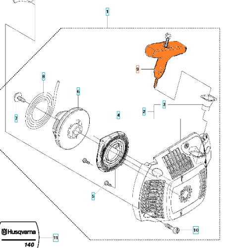 Pomarańczowy uchwyt linki rozrusznika do pilarek Husqvarna 450, 550XP i wykaszarki 545RXT, widok z boku z detalami mocowania oraz elementami silnika, takimi jak koło zamachowe i podstawka, na jednolitym tle.
