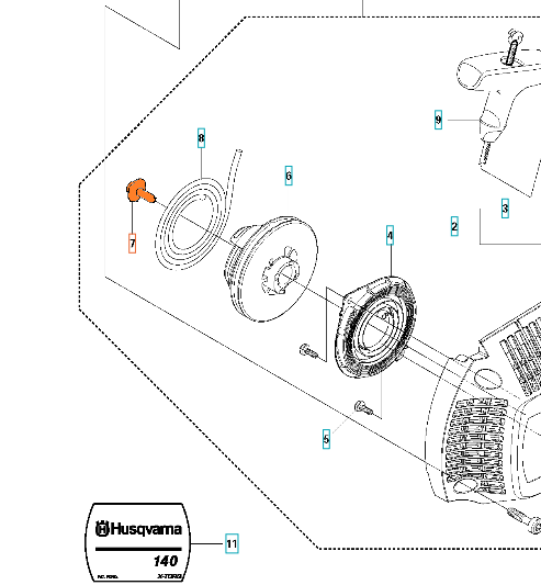 Śruba pilarki Husqvarna 140, przeznaczona do ustalania części na silniku. Element metalowy o okrągłym kształcie, z wyraźnymi gwintami. Na białym tle, z widocznym logo Husqvarna. Ujęcie z góry, ukazuje szczegóły konstrukcyjne.
