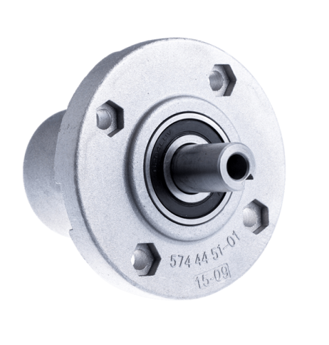 Adapter noża do riderów R112C/R112C5 Husqvarna w kolorze srebrnym, z metalowym wykończeniem. Produkt pokazany z boku, leżący. Wyraźne oznaczenia na obudowie oraz otwór na mocowanie. Widoczne elementy montażowe i łożysko centralne.
