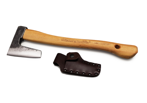 Toporek kempingowy Krumpholz, 0,33 kg, z jasnym drewnianym trzonkiem i metalową głowicą z grawerem. Leży na tle obok skórzanego pokrowca, idealny do biwaków.