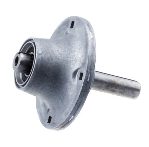 Adapter noża do rider P524/R418TS Husqvarna w kolorze metalicznym, z gładką powierzchnią. Widok z boku, produkt leży płasko. Na środku rurka montażowa, a na obrzeżach otwory montażowe. Element do urządzeń ogrodniczych, w stanie nowym.