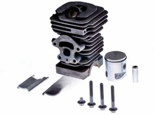 Cylinder kompletny pilarki Husqvarna 236, 240, z metalowymi blokami, widoczny z boku. Obok znajduje się tłok, śruby mocujące oraz elementy montażowe. Tło białe, co podkreśla detale produktu i jego konstrukcję.
