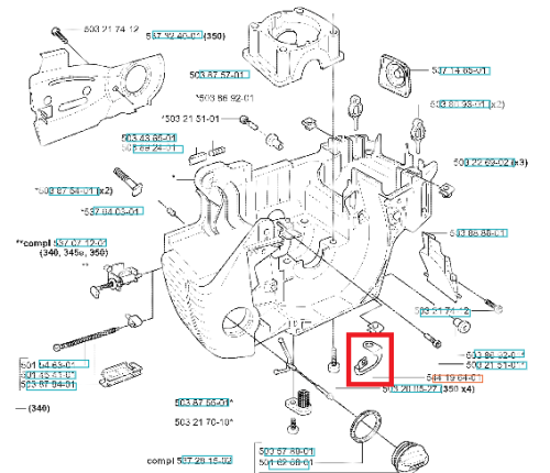 Szary metalowy wspornik skrzyni korbowej pilarki Husqvarna 340 z logo, widok boczny, widoczne mocowania, kształt i wymiary, na płaskiej powierzchni w kontekście schematu.