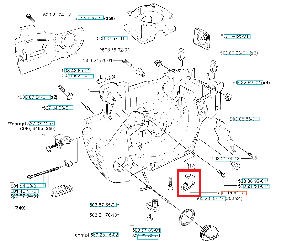 Szary metalowy wspornik skrzyni korbowej pilarki Husqvarna 340 z logo, widok boczny, widoczne mocowania, kształt i wymiary, na płaskiej powierzchni w kontekście schematu.