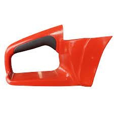 Prawy tylny uchwyt do pilarek Husqvarna 230, 240 z tworzywa w czerwieni z czarnym wzmocnieniem, ergonomiczny, boczny widok, pasuje do wymienionych modeli.