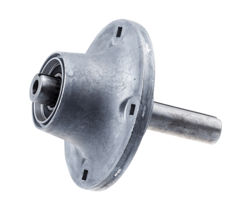 Adapter noża do rider P524/R418Ts/R422Ts Husqvarna, metalowy, o okrągłym kształcie z centralnym wałem. Widoczna jest faktura powierzchni oraz otwory montażowe. Produkt ukazany jest z boku, co umożliwia ocenę konstrukcji i detali mocowania.