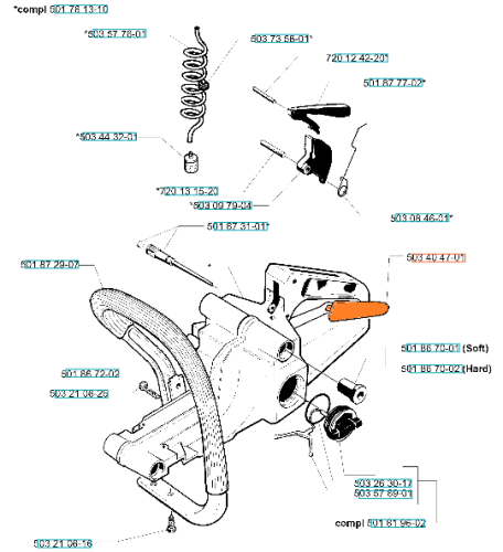 Zaślepka uchwytu pilarki Husqvarna 254, 257, 262XP, pomarańczowa, plastikowa, z elementami mocującymi: wkrętem i sprężyną. Widoczna z boku na jednolitym tle, idealna do montażu w uchwycie.