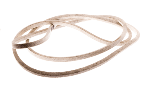 Beżowy pasek napędowy do traktora Husqvarna TS138, o gładkiej fakturze, leżący luźno na białym tle z widocznymi zakrętami, bez dodatkowych elementów.