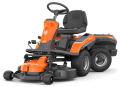 Rider akumulatorowy R 200iX Husqvarna w kolorze pomarańczowym z czarnymi detalami, prezentujący się z boku. Z siedzeniem i kierownicą. Z przodu widoczna kosiarka z wirnikami, owalna podstawa. Całość na wyraźnym, jednolitym tle.