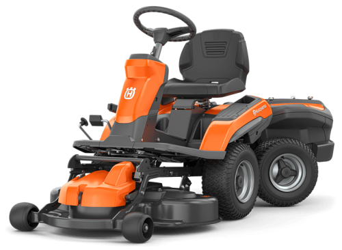 Rider akumulatorowy R 200iX Husqvarna w kolorze pomarańczowym z czarnymi detalami, prezentujący się z boku. Z siedzeniem i kierownicą. Z przodu widoczna kosiarka z wirnikami, owalna podstawa. Całość na wyraźnym, jednolitym tle.