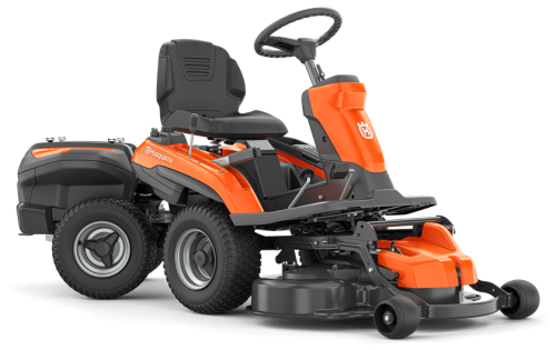 Rider akumulatorowy R 200iX Husqvarna w kolorze pomarańczowym i szarym, z siedziskiem, kontrolkami i ergonomicznymi uchwytami. Ujęcie z boku, prezentujące kosiarkę z zamontowanym systemem koszenia. Na dużych przednich kołach widoczne bieżniki.