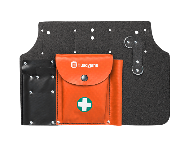 Czarny tylny futerał na narzędzia Husqvarna z pomarańczową kieszenią, logo i zielonym krzyżem, płaski z otworami montażowymi i metalowymi elementami, do przechowywania narzędzi.