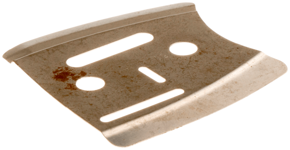 Płytka karteru pilarki Husqvarna 61,66, matowa, metalowa, z dwoma okrągłymi i jednym prostokątnym wycięciem. Leży na płasko, z oznaczeniami i lekką rdzą.
