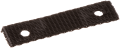 Czarny łącznik uchwytu pilarki Husqvarna T435, prostokątny, z lekko chropowatą teksturą. Z widocznymi otworami montażowymi na końcach, leżący na jednolitym tle. Idealny do zastosowań ogrodniczych, stanowiący część systemu mocowania.
