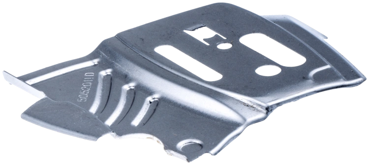 Osłona karteru pilarki Husqvarna 555/560XP, metaliczna, w kolorze srebrnym, o gładkiej fakturze. Widoczne otwory i przetłoczenia. Ujęcie z boku, produkt leży na płaskiej powierzchni, ukazując szczegóły konstrukcyjne i mocowania.