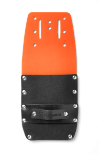 Futerał Combi z kieszenią na klin Husqvarna w kolorze pomarańczowym z czarnymi elementami. Produkt leżący, widoczny z góry, z metalowymi nitami i logo Husqvarna na czarnej części, w prostym tle. Idealne rozwiązanie do przechowywania narzędzi.