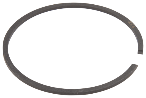 Pierścień tłoka pilarki Husqvarna 272XP, 281 w kolorze czarnym, metalowy, o jednostajnej fakturze. Zbliżenie z boku, pokazujące kształt eliptyczny oraz czytelny napis GOE 5 na wewnętrznej stronie. Produkt leży na płaskiej powierzchni.