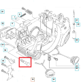 Śruba prowadnicy pilarki Husqvarna 240/240E, metalowa, prostokątna z gwintem. Widoczna z boku w zbliżeniu. Przeznaczona do montażu, ma gładką powierzchnię. Element umieszczony na schemacie w kontekście zamontowanej konstrukcji pilarki.
