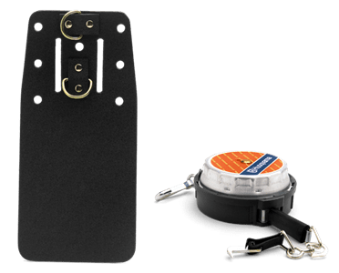 Futerał na taśmę mierniczą Husqvarna w kolorze czarnym, wykonany z mocnego materiału. Produkt leży na stole w pozycji poziomej. Widoczna taśma miernicza z kolorowym znakiem, zawieszona na metalowym karabińczyku. Uchwyt z otworami do montażu.