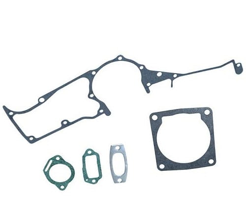 Zestaw 5 uszczelek do pilarki Husqvarna 3120, w różnych kształtach, cienkie, zielone, gładkie, układają się na białym tle. Zawierają okrągły detal i otwory montażowe.