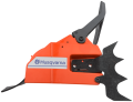 Zespół hamulca do pilarki Husqvarna 3120 w kolorze pomarańczowym z czarnym metalowym ostrzem; pokazany z boku, z zamontowanym uchwytem; widoczna czytelna etykieta z logo Husqvarna. Produkt w nowym stanie, przeznaczony do zastosowań w pilarkach.
