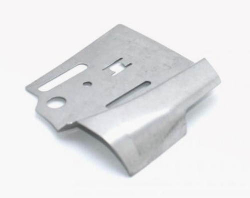 Osłona karteru pilarki Husqvarna 3120 z metalu, montowana z boku, o płaskiej strukturze. Widoczne otwory na mocowanie oraz prostokątny wycięcie. Produkt ukazany w zbliżeniu na szczegóły, bez tła.