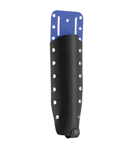 Futerał na dźwignię Husqvarna w kolorze czarnym z niebieskim wkładem. Ułożony pionowo, z widocznymi otworami i mocowaniami. Materiał teksturowany, z praktycznym klipsiem do zamocowania. Proste tło, które podkreśla produkt.