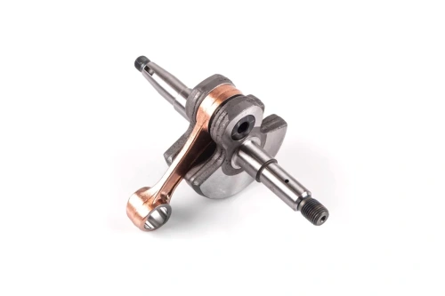 Wał korbowy pilarki Husqvarna 3120XP z metaliczną, szaro-miedzianą powłoką. Widok z boku, w ułożeniu leżącym, ukazujący detale konstrukcji. Wyraźne mocowania i otwory, charakterystyczny kształt wału. Produkt na białym tle.