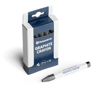 Kredka do opisywania drewna w grafitowym kolorze Husqvarna, zapakowana w niebieskie pudełko. Widoczne logo na opakowaniu oraz napis GRAPHITE CRAYON. Pudełko otwarte z widocznymi kredkami wewnątrz. Kredka leży na białym tle.