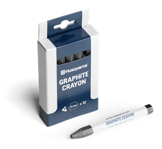 Kredka do opisywania drewna w grafitowym kolorze Husqvarna, zapakowana w niebieskie pudełko. Widoczne logo na opakowaniu oraz napis GRAPHITE CRAYON. Pudełko otwarte z widocznymi kredkami wewnątrz. Kredka leży na białym tle.