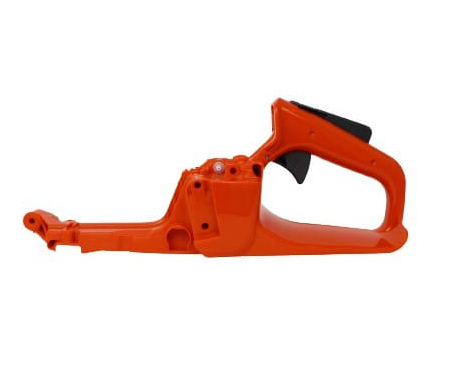 Zbiornik paliwa pilarki Husqvarna 345E/353 TrioBrake w pomarańczowym kolorze, widok z boku, pokazujący ergonomiczną formę, elementy mocujące oraz widoczne logo. Produkt leży poziomo na jednolitym tle.