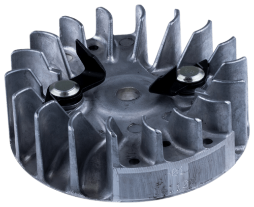 Koło zamachowe pilarki Husqvarna 345E, 350 w kolorze srebrnym, zbudowane z metalu. Widok frontalny, pokazujący wyraźnie cięciwy i łopatki. Na środku widoczny element mocujący z czarnym wcięciem. Staranne wykonanie detali, z wyraźnymi napisami.