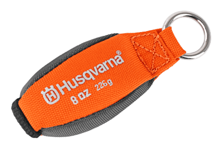 Ciężarek do rzucania 226g Husqvarna o ergonomicznym kształcie, pokryty pomarańczową powłoką z logo Husqvarna. W zestawie metalowy pierścień do zawieszenia. Widok frontalny na lekko teksturowany materiał i wyraźne napisy z wagą.