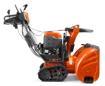Pomarańczowa odśnieżarka ST 427T Husqvarna z dużym wirnikiem, metalowym podwoziem, gumowymi gąsienicami, ergonomicznymi uchwytami i panelem sterującym. Prosta i łatwa w obsłudze.