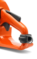 Zaczep uchwytu do pilarki Husqvarna w intensywnym pomarańczowym kolorze, wykonany z tworzywa sztucznego. Ujęcie z boku, ukazujące detal mocowania, z wyraźnym logo producenta. Produkt leży na ciemnym tle, co podkreśla jego kształt i funkcję.
